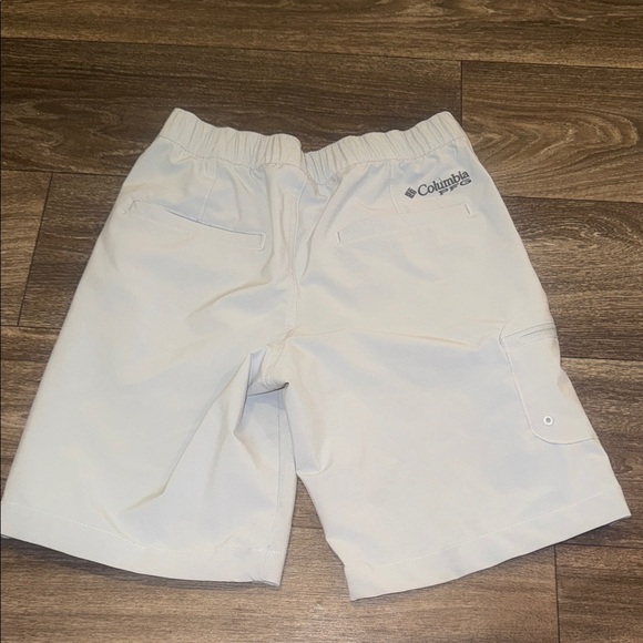 Columbia Light Gray Outdoor Shorts with Blue Trim - Picture 3 of 4